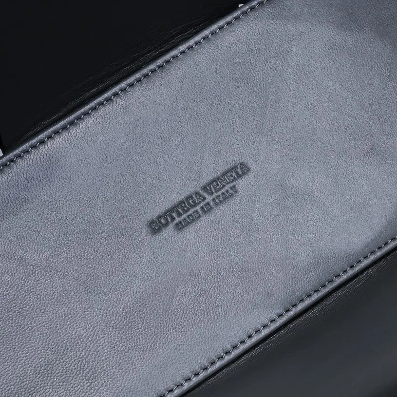 Batch 1760 medium arco, BottegaVeneta# official website latest cowhide leather with inner sheepskin SLIP tote handbag, and the logo has been changed to the side panel😍The oversized woven design really makes it a huge gap from ordinary tote bags🔗🔗Different color combinations inside and outside ⛓Daniel Lee leads the brand's DNA to continue to evolve with fresh inspiration🧬🧬showing a balanced style of luxury and reality👉: 30*20*12 Model: 9893#